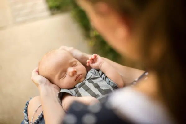 slapende baby in handen van een vrouw